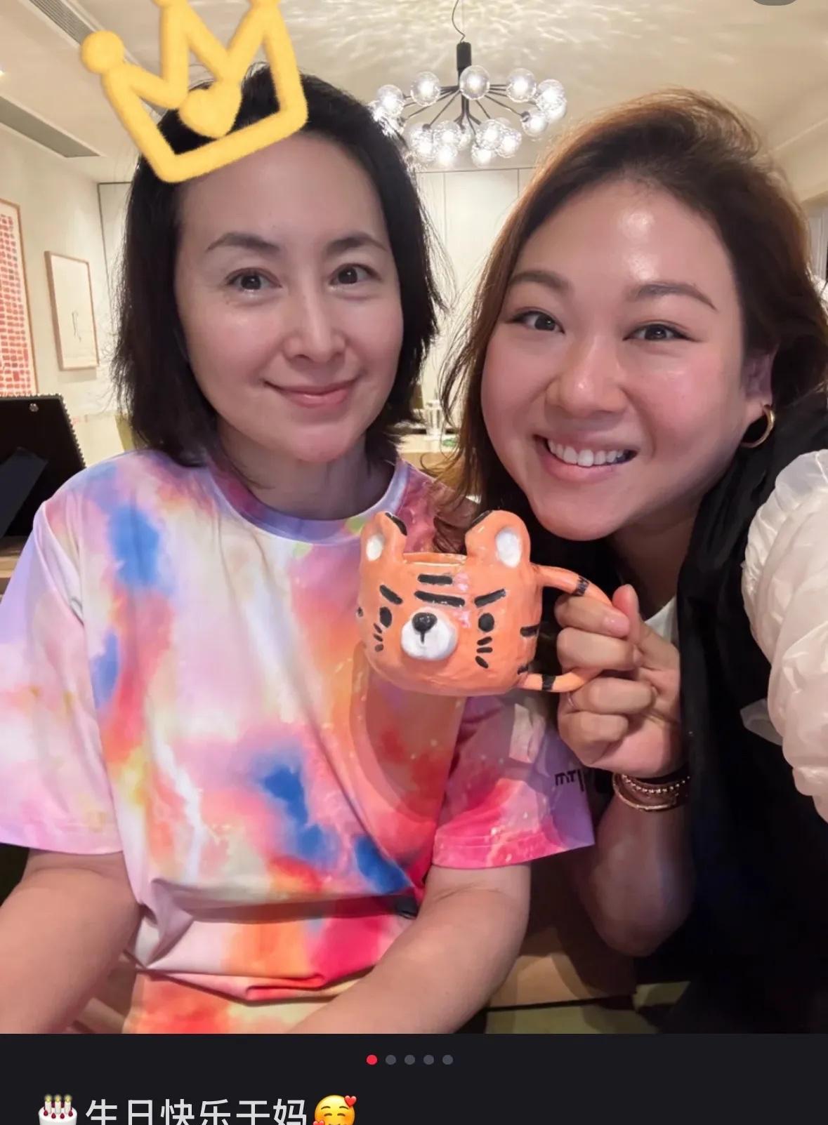 63岁何超琼好年轻，她穿了一件宽松彩虹T恤，和干女儿一起合影庆生！
何超琼虽然没