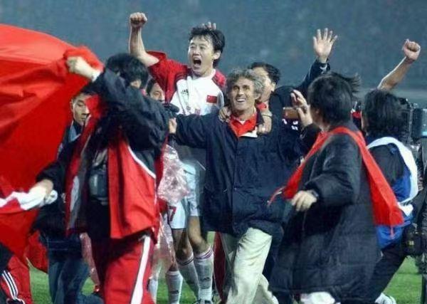 历史上的今天：2001年10月7日，沈阳五里河体育场，中国男足1:0阿曼，提前两
