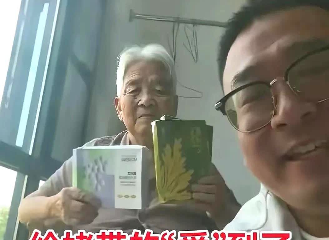 家人们！

许妈姚爸回九江啦，柴桑大姐也跟着一起！

今早一大家子去公园