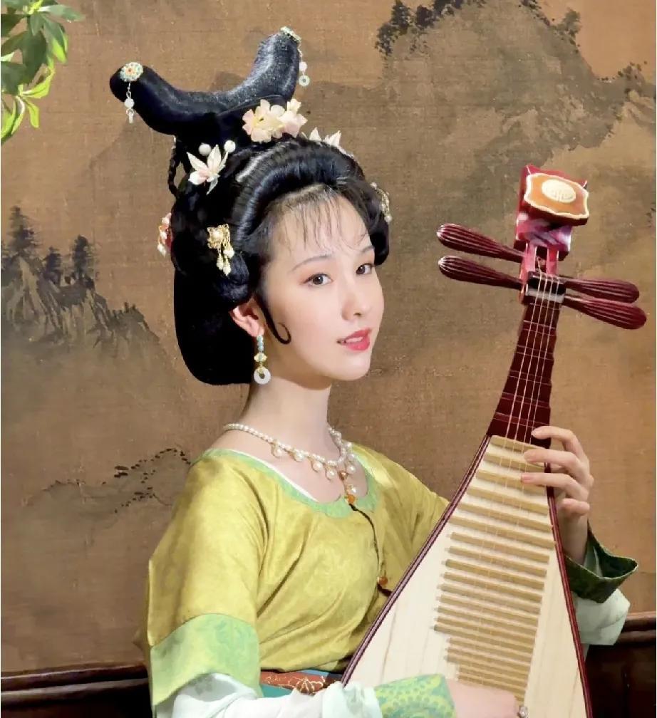 陈都灵这个妆容是挺好看的，古色古香，韵味十足，阳光版林黛玉的感觉，就是发型好假，