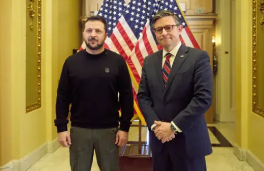 美国众议院议长迈克·约翰逊周日表示，泽连斯基要么“清醒过来”，“怀着感激之情回到