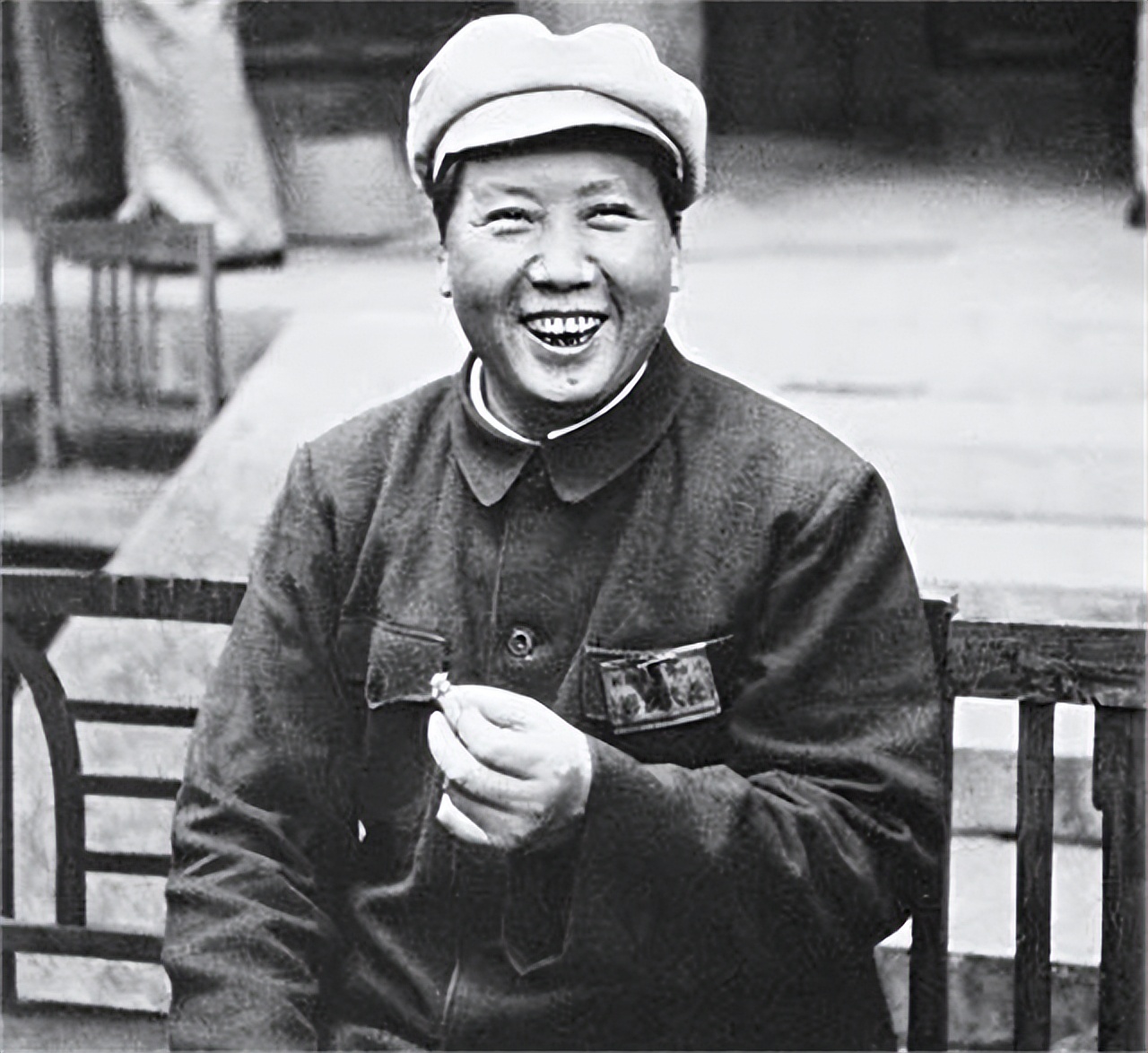 1954年，毛主席吃饭时觉得这菜有点过于咸了，于是便把这厨师叫到跟前问道：“你这