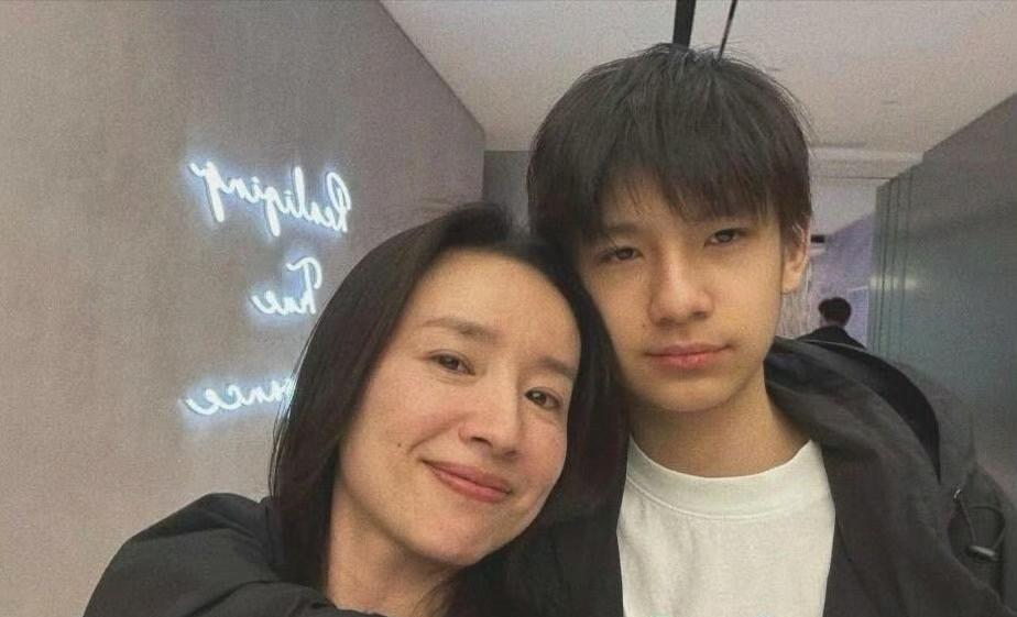 顶顶（董洁潘粤明儿子）帅成这样不考虑出道？完美遗传爸妈好基因，公认‘最帅星二代’