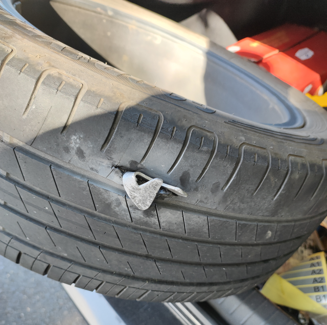 轮胎被扎报废了
现在路上是防不胜防，莫名其妙中招了，这还有的补嘛，固特异轮胎，安