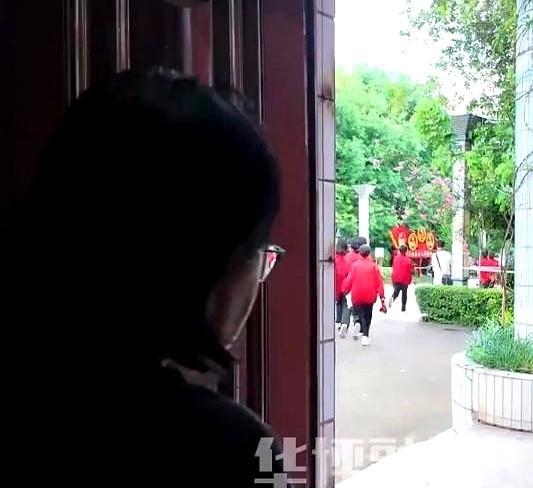 【张桂梅悄悄目送学生离开满脸不舍】“我从来不送毕业生离校。不是不愿意，而是舍不得
