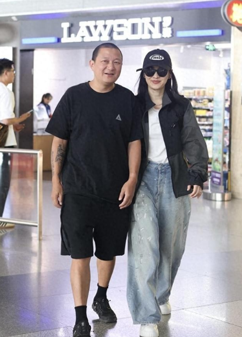 50岁演员梅婷走完红毯现身机场，丈夫罕见出镜，十指相扣好恩爱！

梅婷都50了，