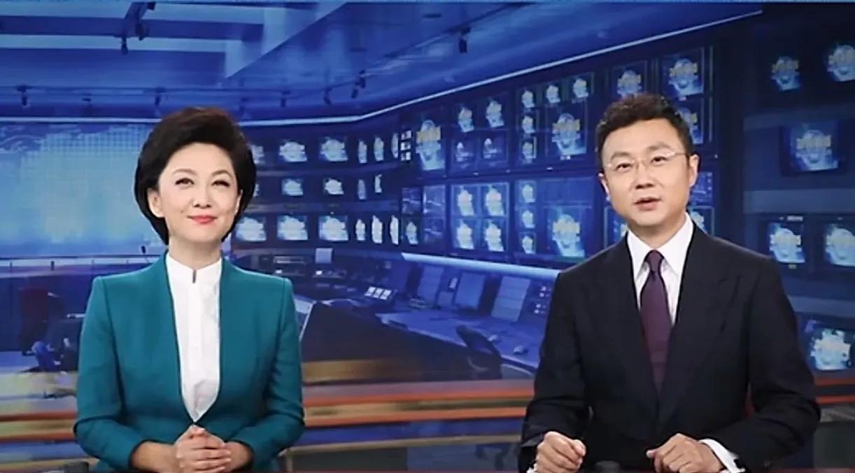 央视新闻联播女主持人的发型几十年来感觉一直都没有变化，几乎是一样的。从李修平，到