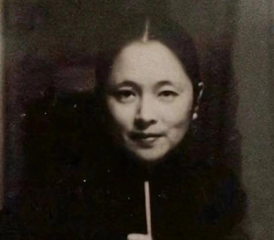 1919年，军官陈济棠看上了戏子莫秀英，得知她身上有两处特别，认为她旺夫益子，赶