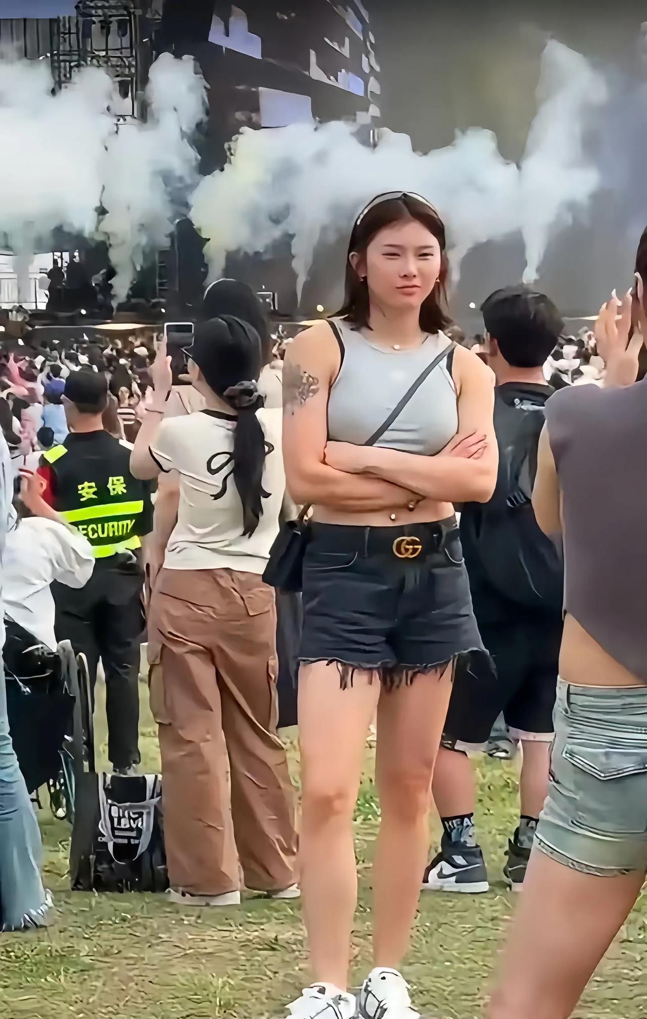 吴艳妮，可谓是短跑“悍将”，无论是她的体格，还是性格，无疑都很强悍的。
吴艳妮，