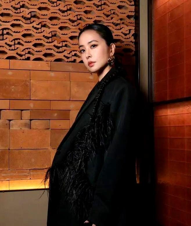 聚光灯下的女明星们似乎总在挑战时间的极限。
47岁的林志玲去年诞下混血宝宝时，社
