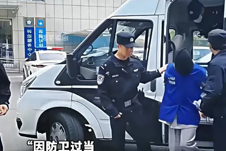 看到一个故事，女友被侵犯，眼看要被得手，男友出手了，将这个畜生打死，结果因防卫过