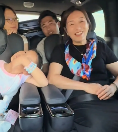谢浩男妈妈，大妹，小妹，还有浩男战友来到了新疆！