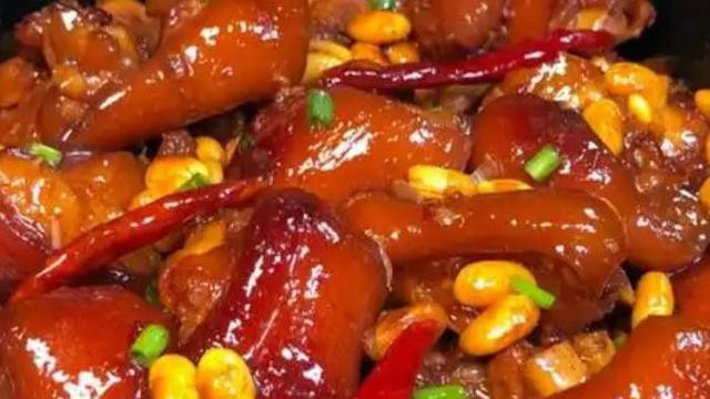乡村美味黄豆焖蹄髈：软烂入味香气四溢