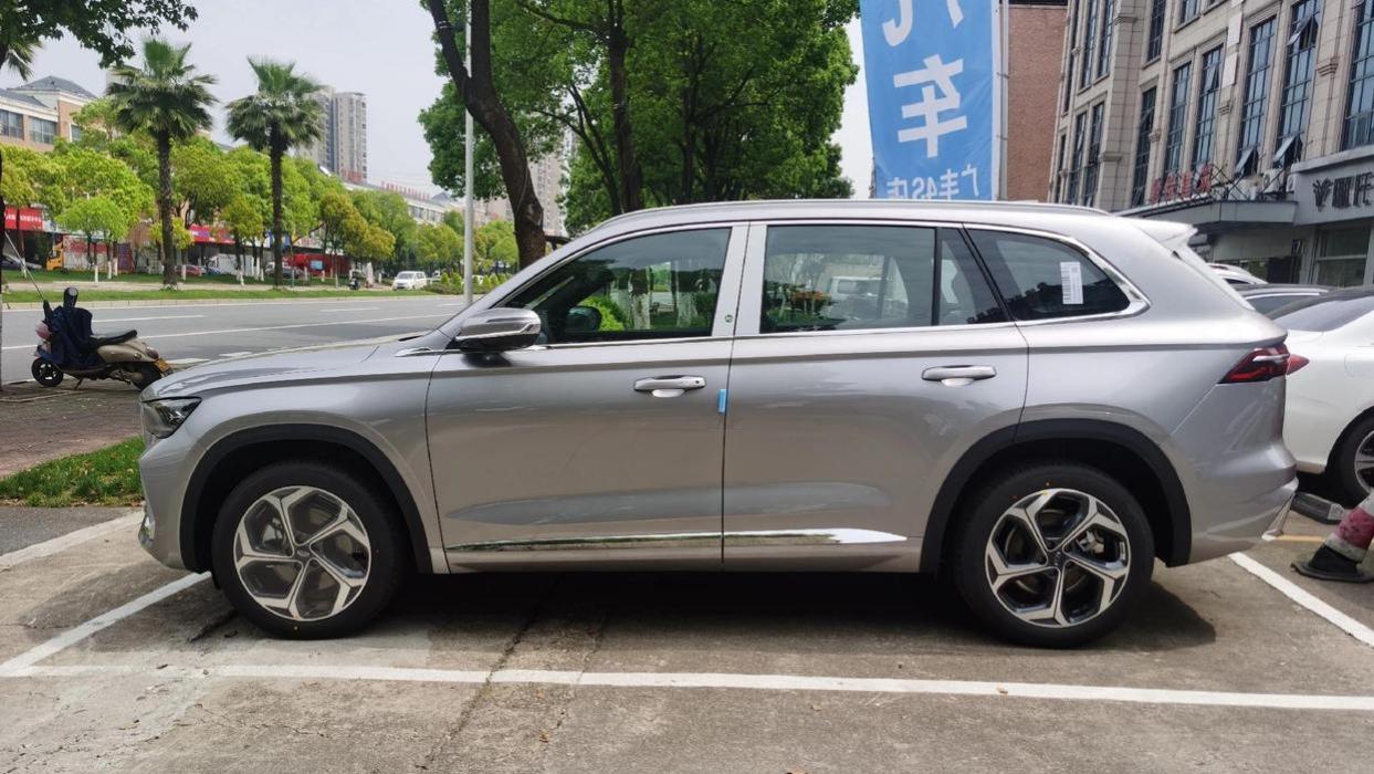 颜值SUV掀桌子，配2.0T+8AT，跌至10.01万，月销23817辆