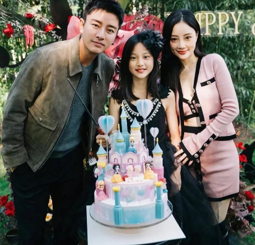 贾乃亮和李小璐离婚多年多次同框，网友劝他俩复合。甜馨：不用再劝复合，已经适应现在