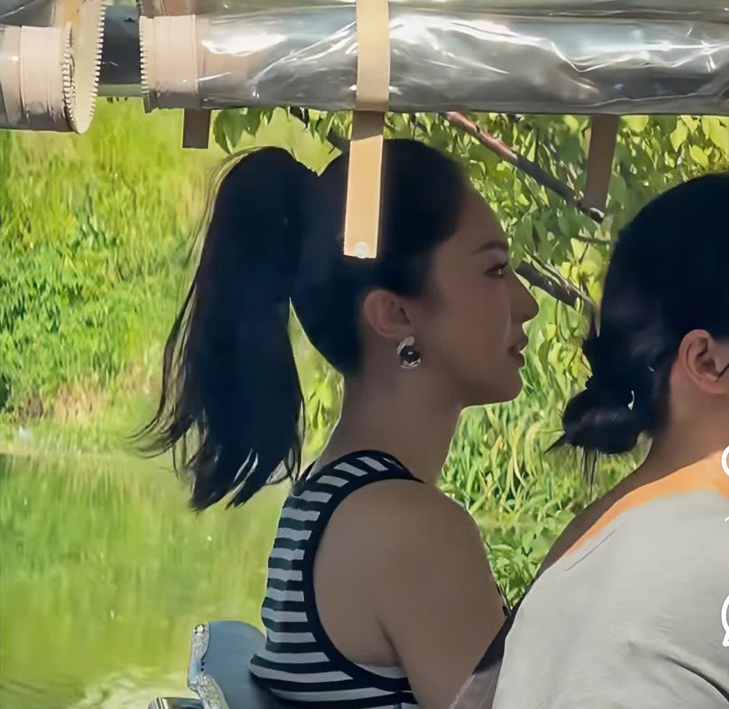 节目外的董璇
惊呆我了
都是上节目美颜，看起来白的通透，没想到私下的董璇比节