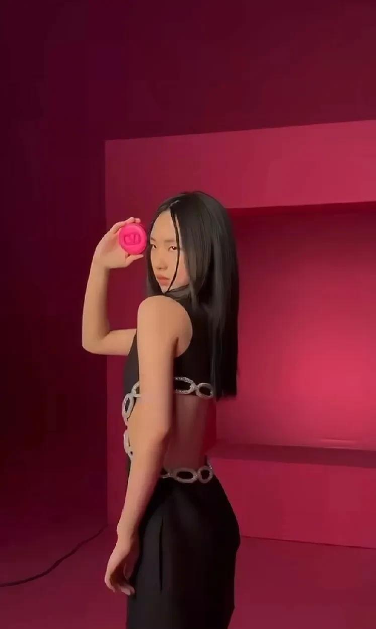 小S的女儿Elly简直就是台版金高银呀！三姐妹都遗传了老妈那线条流畅的脸形以及绝
