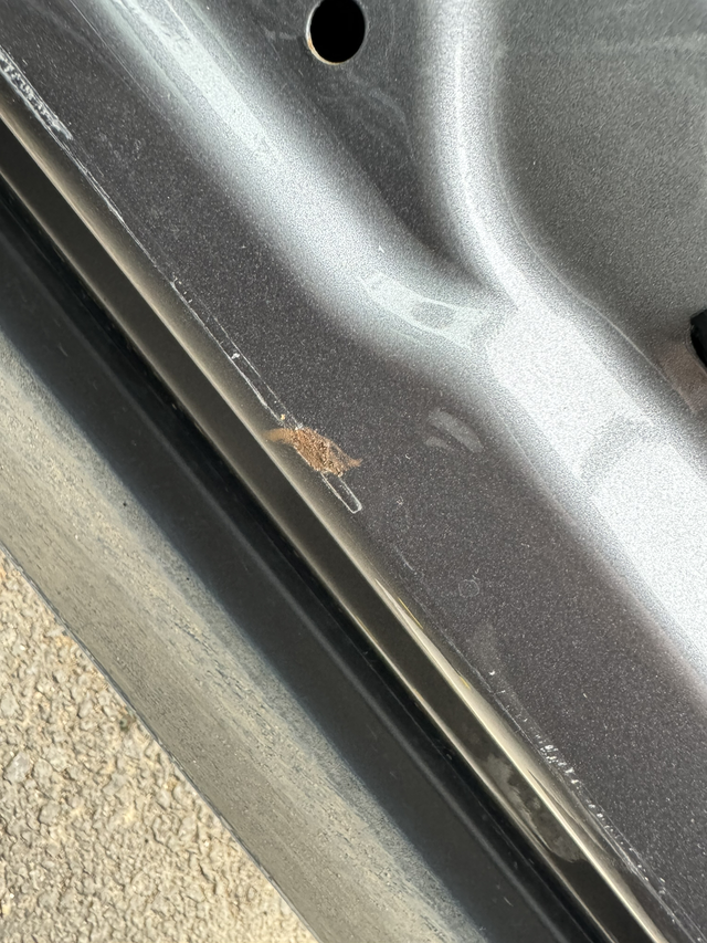 生锈是偷工减料2年车
我都懒得去4儿子了。修车排队，而且修不完啊。