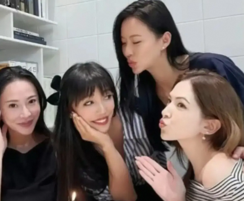 哇塞！许玮甯为李靓蕾庆生 聚会照片氛围欢乐满满