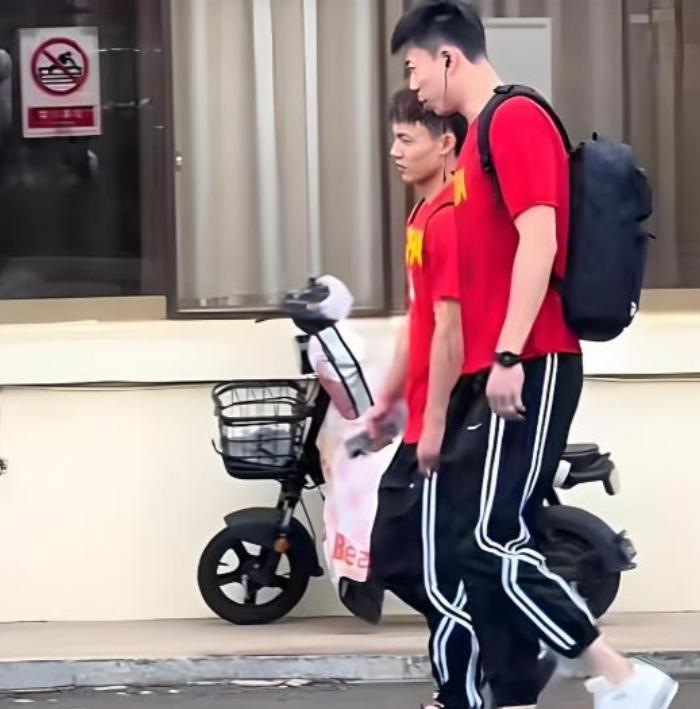 徐杰与张镇麟同行，国家队气氛和谐~
近日有网友拍到了国家队球员的情况，而让辽粤球