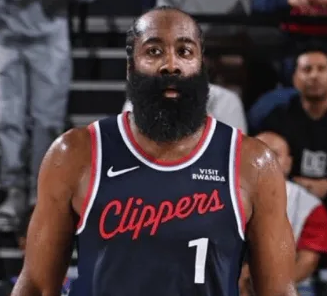 NBA常规赛快船主场对阵老鹰的比赛已经结束。全场战罢，快船以102-105不敌老