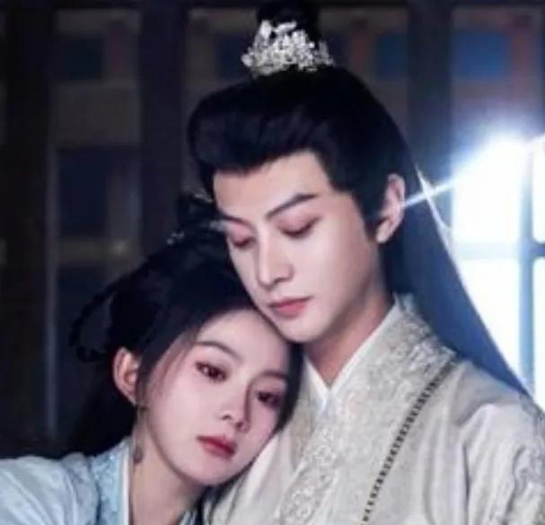 本以为现在的网剧都是千篇一律的小甜剧，套路满满，看了开头就能猜到结尾。但《迎凤归