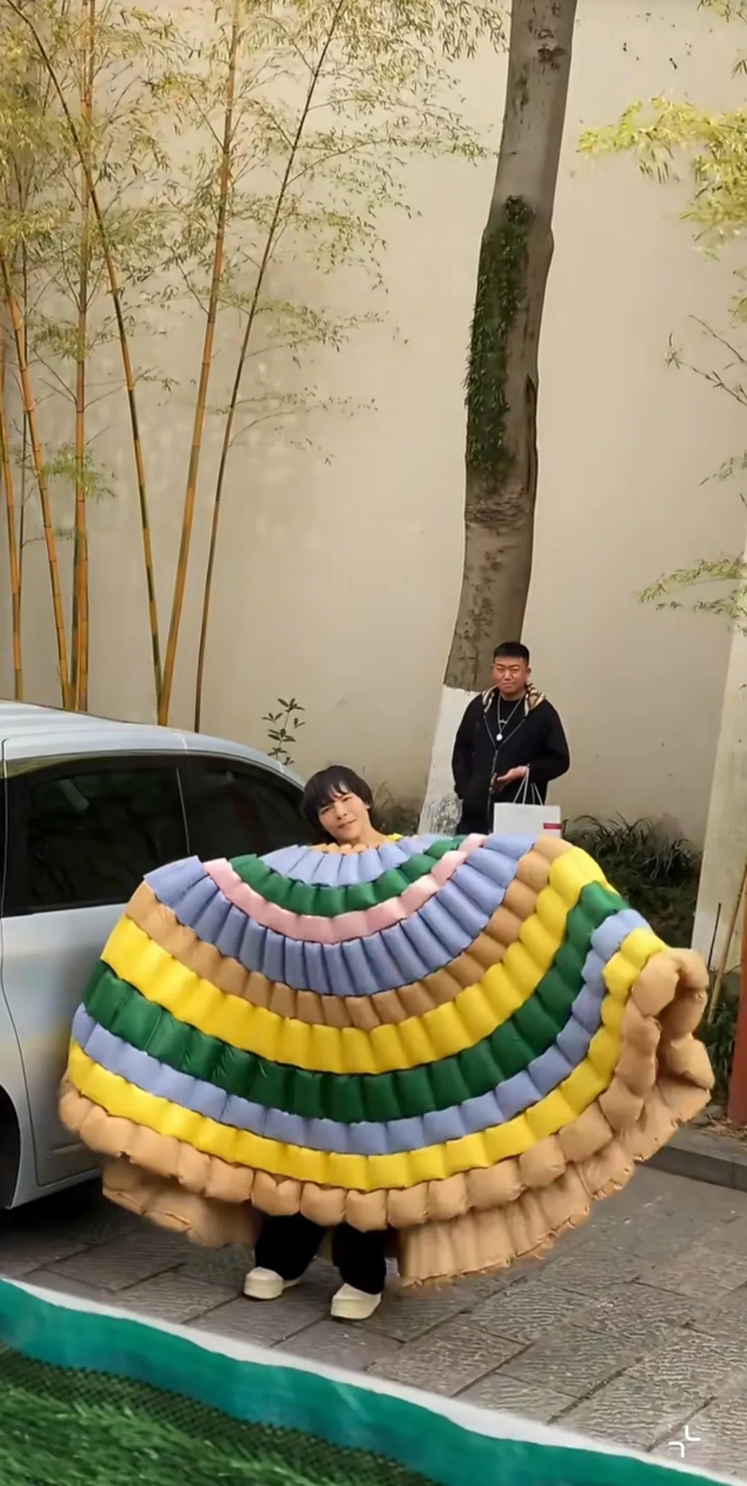 向佐，一直走在时尚的前沿。但发型有点不给力。