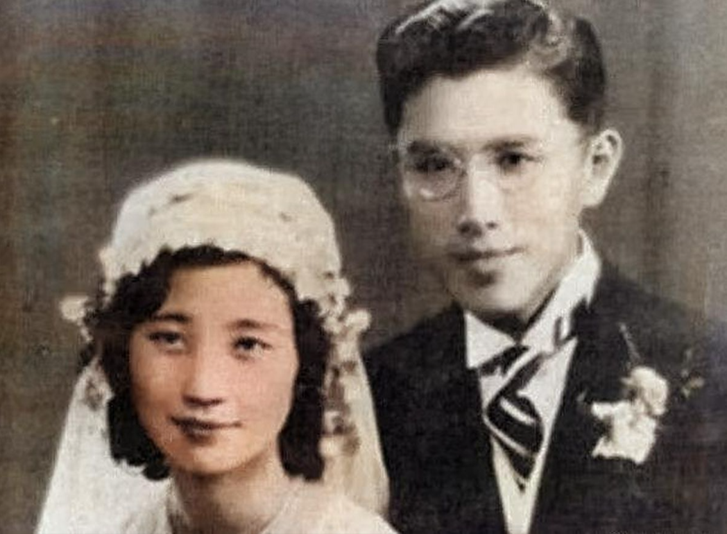 1993年，92岁的前北大校长周培源晨练回家后，对着妻子说：“我爱你！”妻子回看