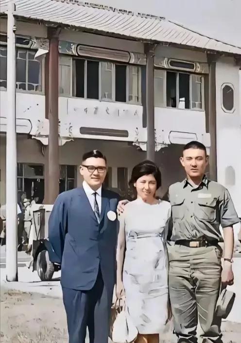 1972年，马英九与父母在一起，笑容满面，举止温柔，温暖又温馨，合影留念，永恒的