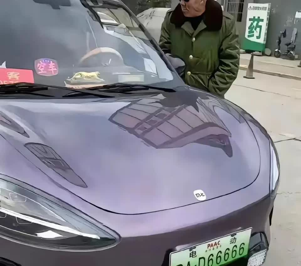现在很多无牌老年代步车都由保险公司办理了交强险，挂的是保险公司登记备注的p字头车