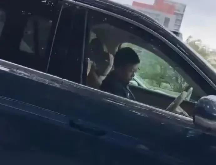 余承东开车“睡觉”
近日一则华为余承东开车“睡觉”的视频广为传播。
这让一众吃瓜