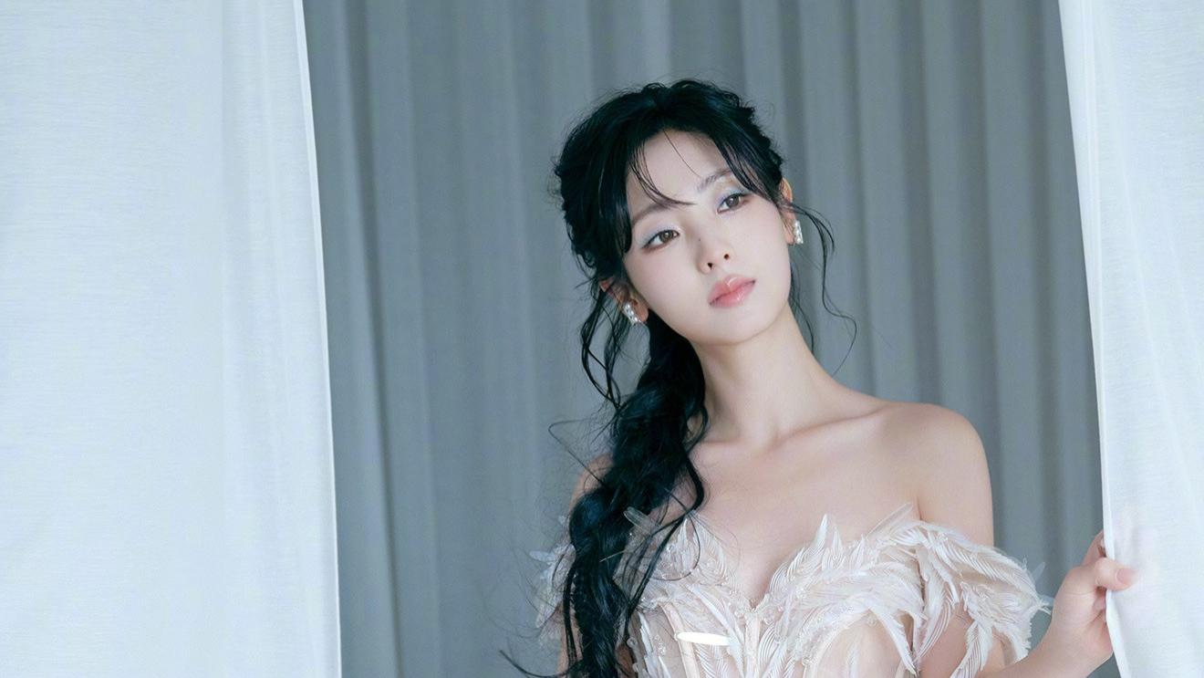 从“国民甜妹”到“氛围感女神”的蜕变！邢菲羽毛婚纱造型仙气拉满