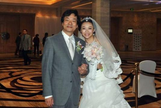 濮存昕在女儿结婚时，悄悄给了女儿濮芳一张银行卡，并且交代女儿，卡里有50万，让她