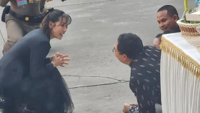 泰国贵妃罕换风格！穿西服与纱裙尽显端庄，蹲着和男子说话接地气