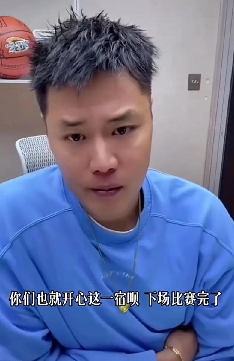 辽篮名宿贺天举的发言引起巨大争议！
面对广厦的上一场大胜辽宁，贺天举感到非常愤怒