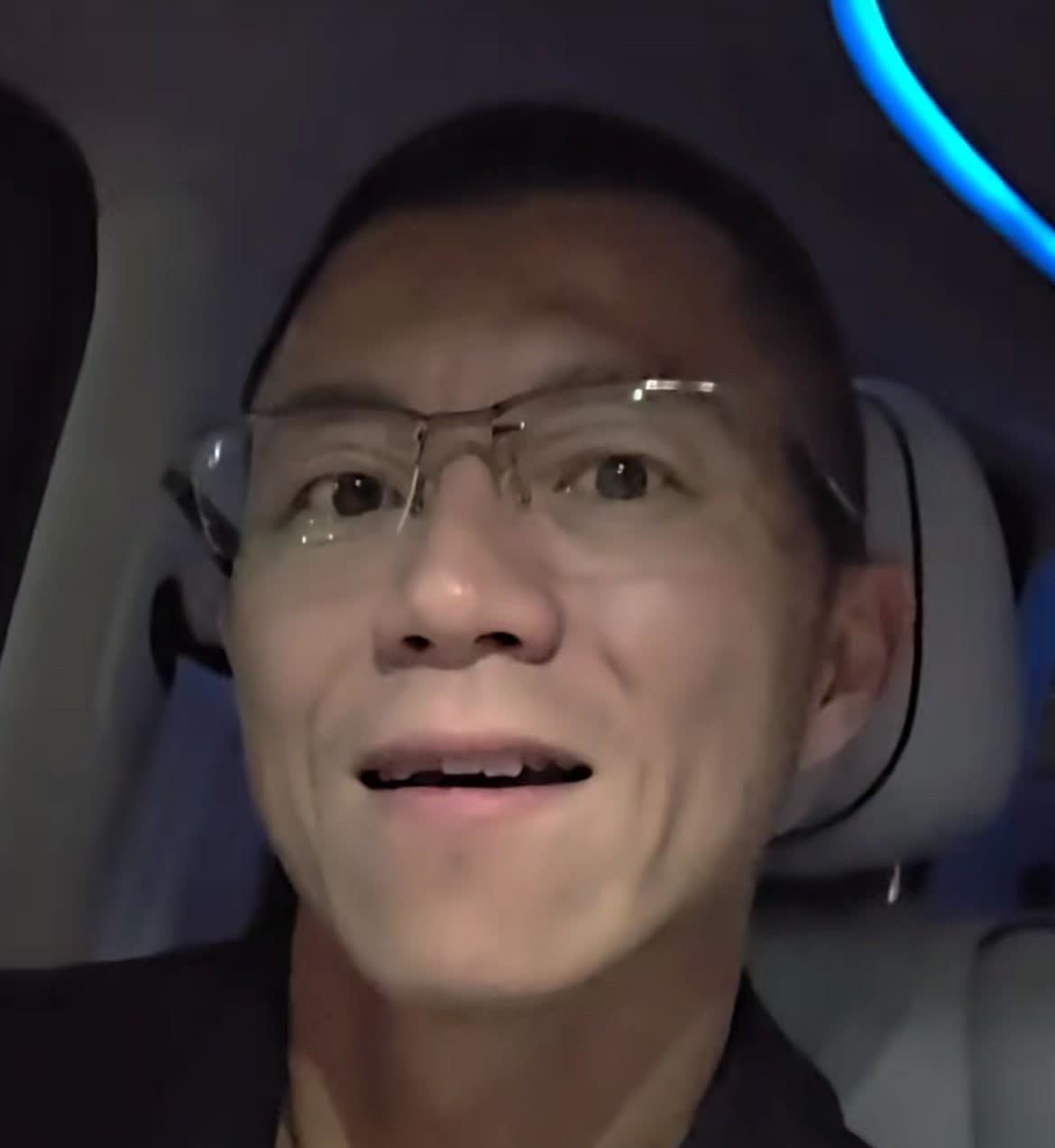 陈震: 最近有一个特别统一的文案“说尊界S8001.5T发动机，凭什么和劳斯莱斯