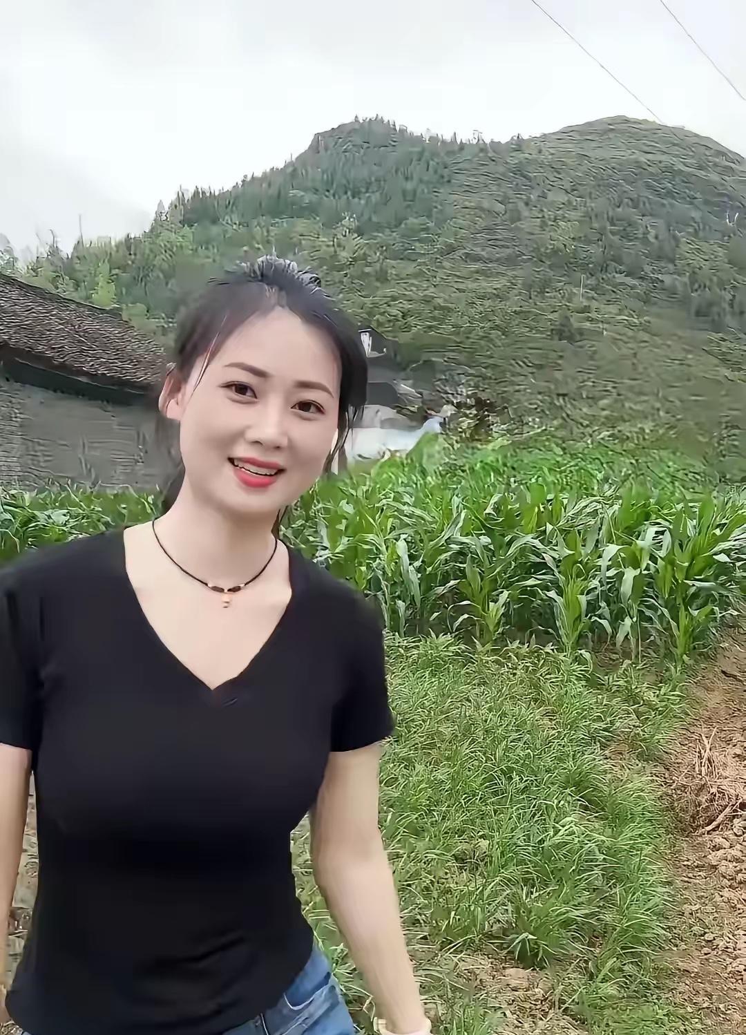 故乡的风景
故乡的风景，是一幅永不褪色的画卷。
屋旁那片玉米地，是夏日里最蓬勃的