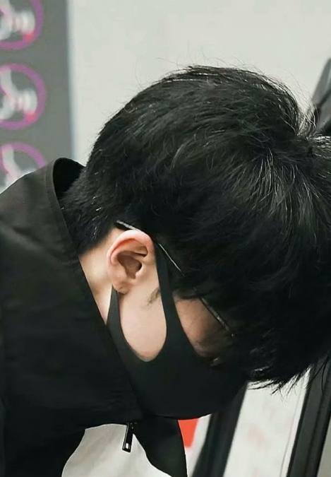 王鹤棣不到30已经很多白发了，这应该和遗传有关压力也不要太大啊，棣棣！