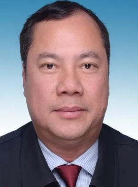 钟恒钦，1967年生于广西防城港，未满19岁时即1986年参加高考考上大学本科，