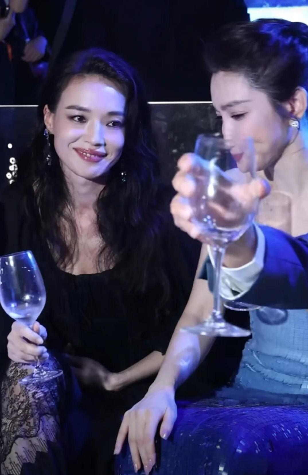 舒淇和李冰冰一起参加活动，二人相聚甚欢，一边痛饮一边闲聊，舒淇真的性感火辣，都五