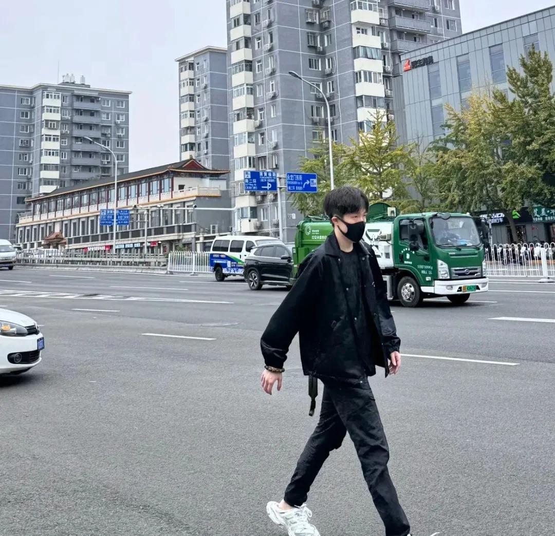 不同人镜头里的头哥。
看看这马路上行走的衣服架子，又瘦又高，还大长腿，跟模特似的