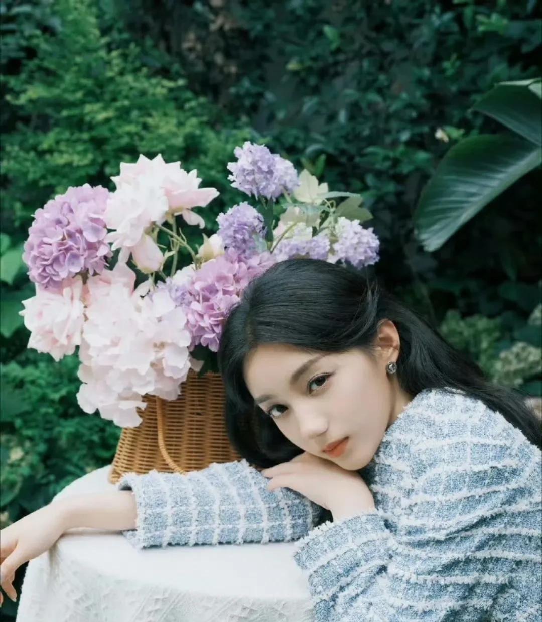 和颂小花~张雨筠长相在青春感里透着独特韵味，和张婧仪、周也的相似感，是那种清冷与