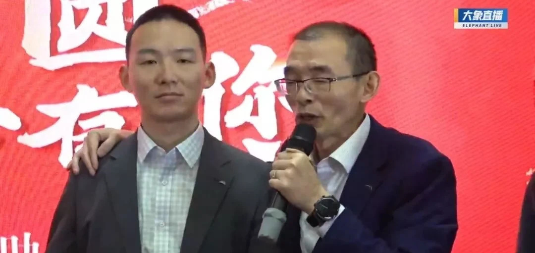 谢浩楠寻亲成功一家团圆











我的天哪！谢浩楠终于露脸了！这模样