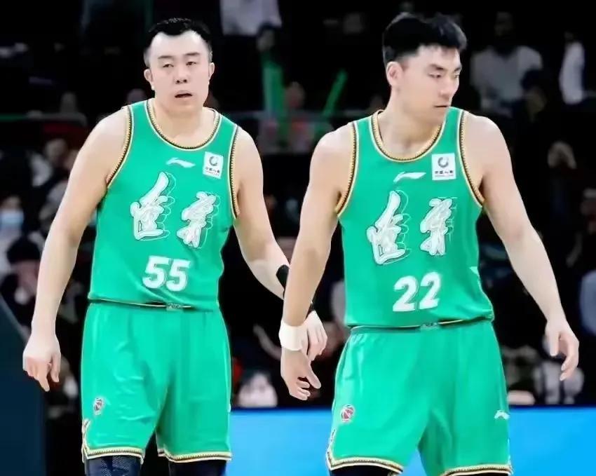 二哥再打两年，22号球衣对应22年职业生涯——据悉近日辽宁男篮与李晓旭签订了一份