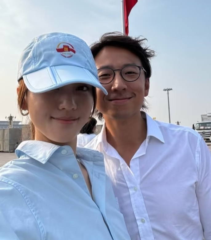 吴千语今日是跟着老公施伯雄一起受邀去天安门观礼，她画着淡妆，穿着大方体面，很分场