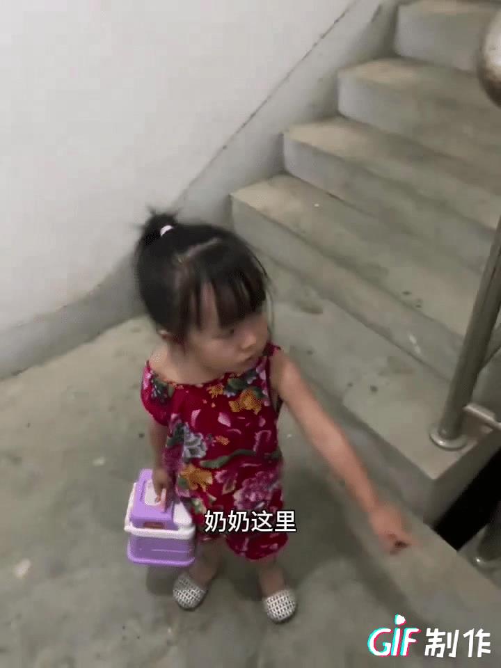 这么小的孩子不可能骗人，她指着楼梯下面说她看到奶奶在那，但是当时楼体并没有人，她