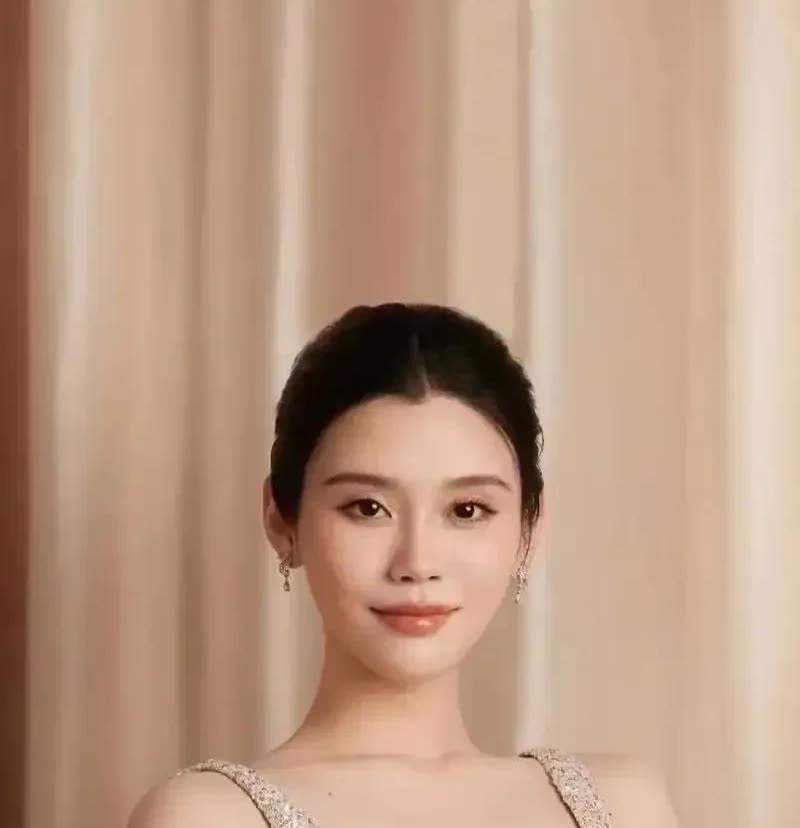 奚梦瑶说，不少人等着瞧她在豪门里委曲求全，可惜注定要失望。自打进了赌王家的门，她