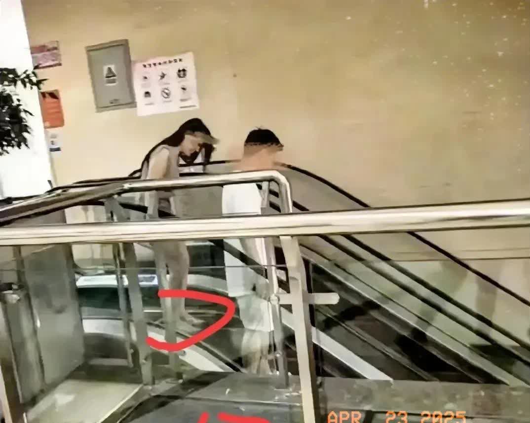 成都某妇幼保健院后续来了
4月18日，一男一女的不雅行为被曝光，女的连鞋都没穿