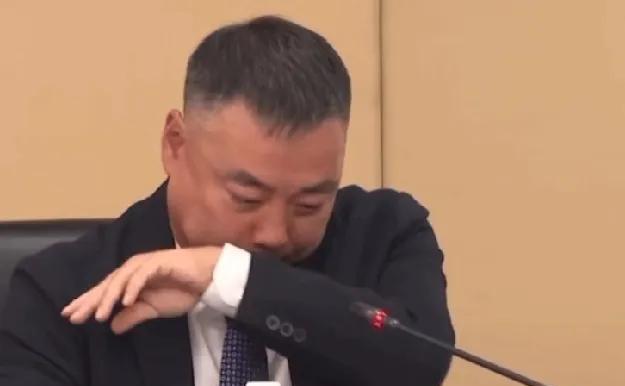 刘国梁辞职的真相
刘国梁辞去乒协主席职务，引起不小的轰动，归纳起来，有以下原因: