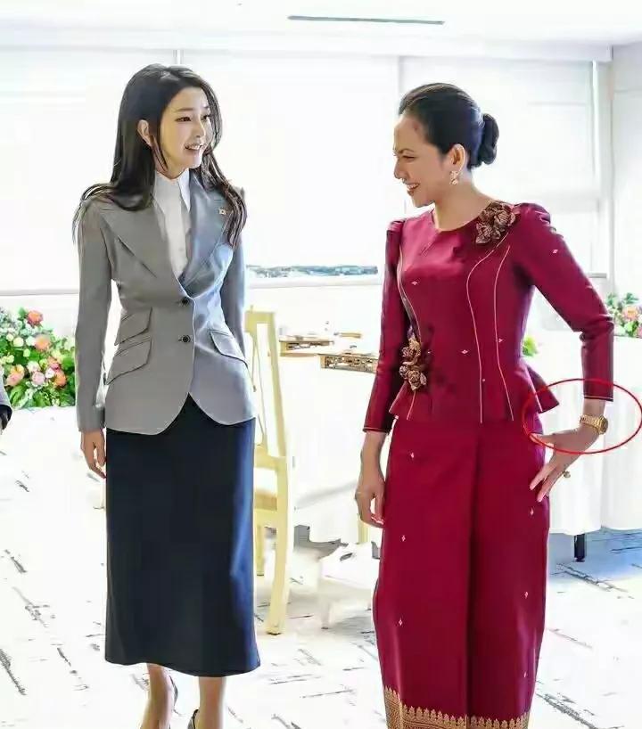 韩国前总统夫人金建希跟柬埔寨首相夫人，站在一起，谁更年轻？
金建希看着还有青春气